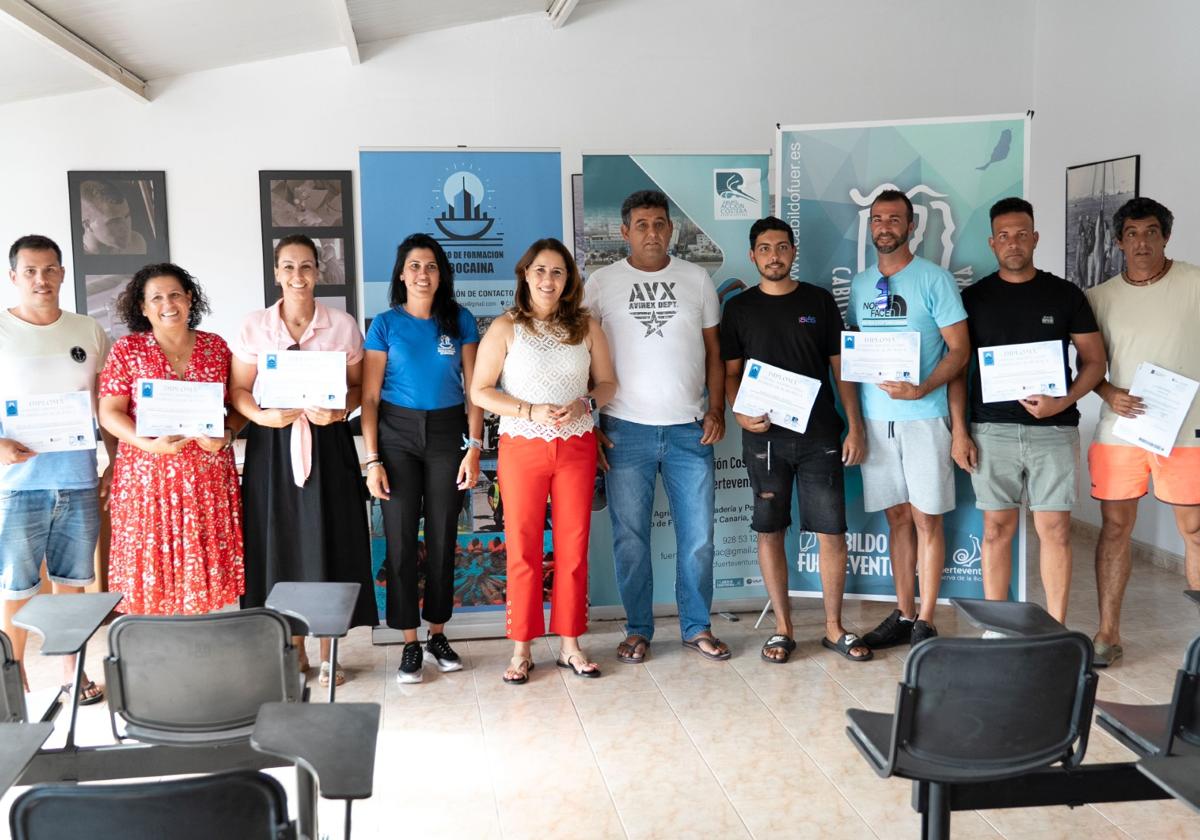 La presidenta majorera Lola García y Lorenzo Brito Castro, patrón mayor de Gran Tarajal y responsable regional de la Federación de Cofradías de Pescadores de Canarias, con los nuevos patrones locales.
