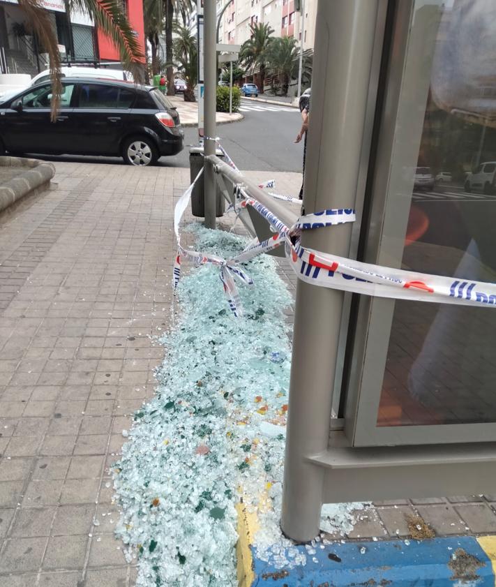Imagen secundaria 2 - Una guagua choca contra una marquesina en Escaleritas