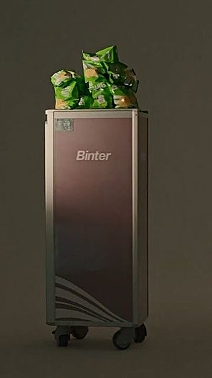 La bolsa de Munchito teñida con el verde de Binter.