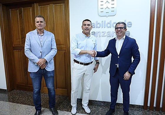 El presidente Oswaldo Betancort saluda a José Quesada, de la UTE Canaragua-Emalsa, ante Domingo Cejas, consejero insular de Aguas.