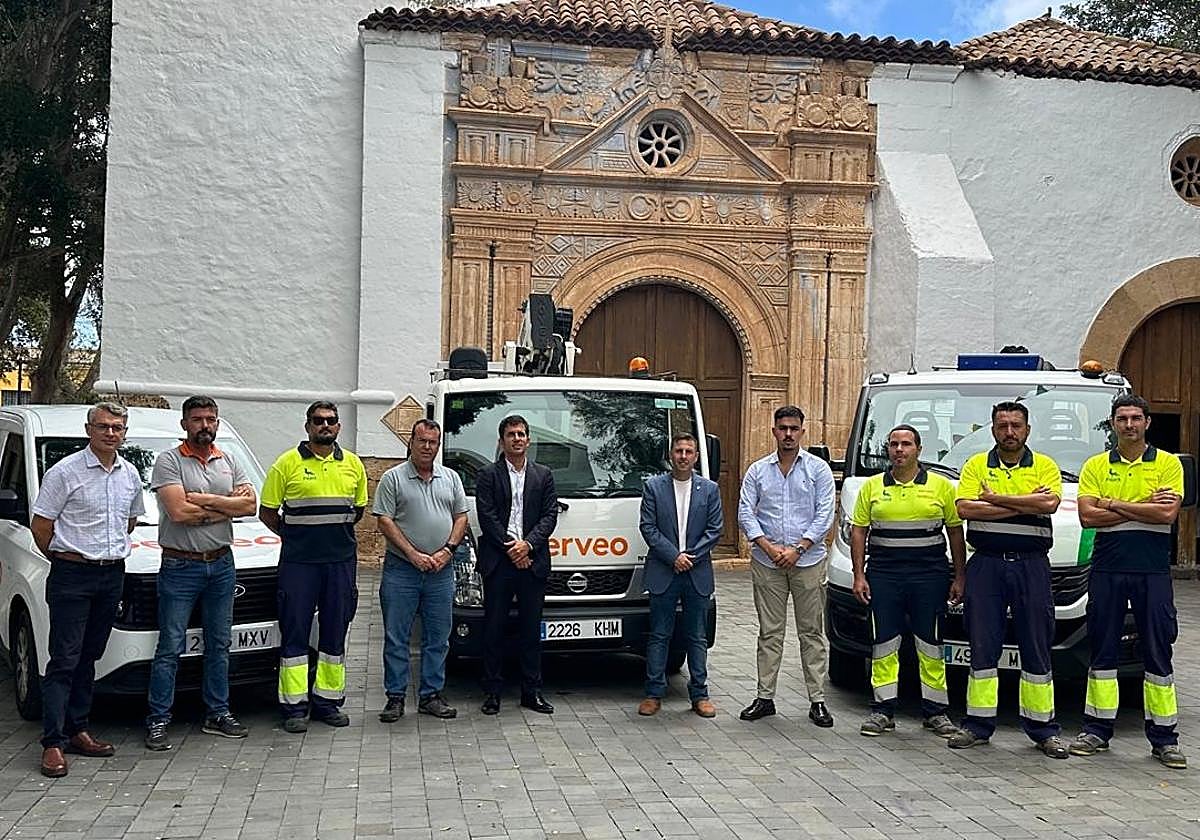 El alcalde Alejandro Jorge, el concejal Pepe Díaz y Juan Manuel Cerezo, responsable de la adjudicataria del servicio, con el nuevo personal y los nuevos vehículos.