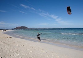 Grandes Playas de Corralejo, con la isla de Lobos al fondo.