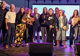 La familia Herrera Domínguez, sobre el escenario de las fiestas de Las Salinas que resistió, no como la de aquella primera fiesta que se vino abajo.