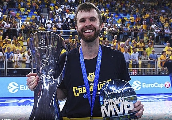 John Shurna, alzando el título de la BKT EuroCup y su premio al MVP de la final.