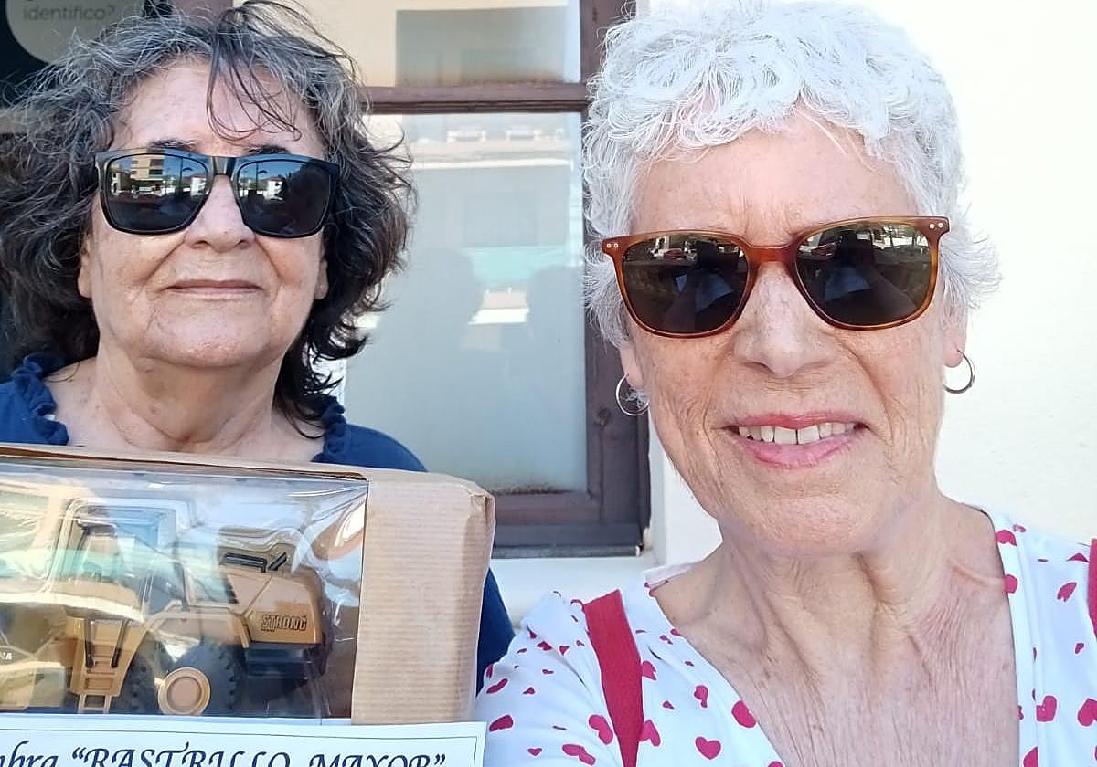 Miembros del colectivo ecologista Tabona, con la simbólica apisonadora de juguete con la que 'premian' al alcalde de Adeje bajo la nominación de 'Rastrillo Mayor', como crítica a su gestión de los espacios naturales del municipio.