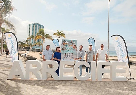 El alcalde Yonathan de León y Oscar López, edil de Actos y Eventos, entre otros, en la playa de El Reducto.