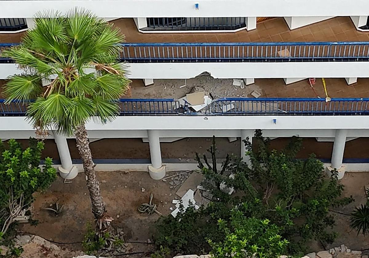 Un derrumbe obliga a evacuar dos apartamentos en el Lomo de Taurito