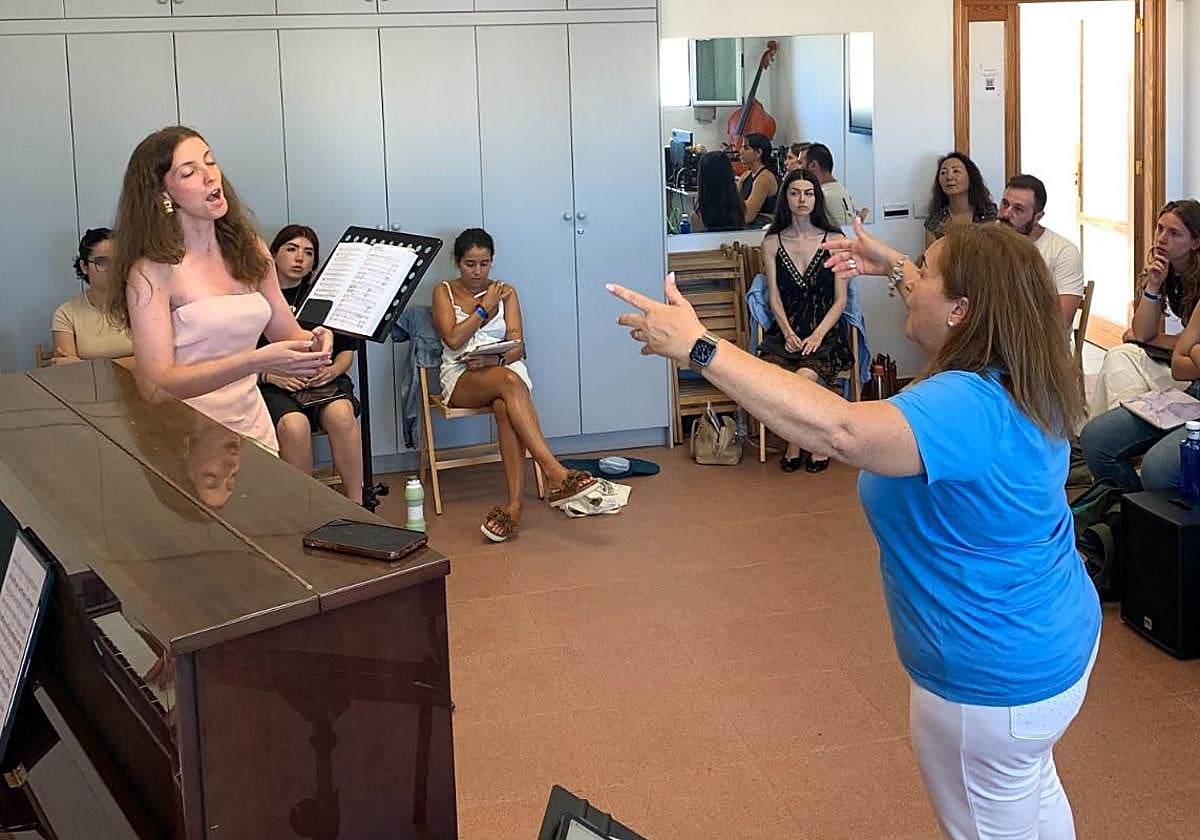 Pezoa y una alumna, en una de sus clases.