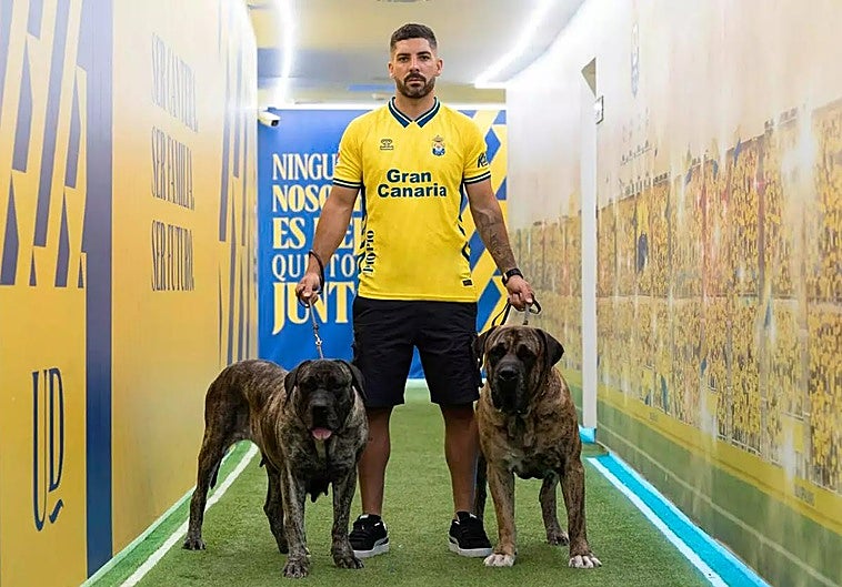 Álex Suárez, acompañado de dos presas canarios en el Estadio de Gran Canaria