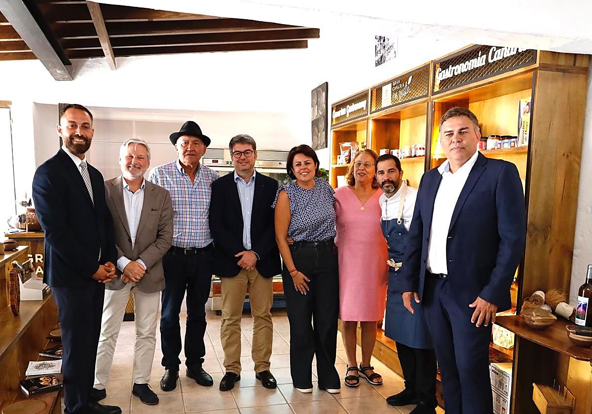 Asistentes a la apertura del espacio de promoción del producto local.