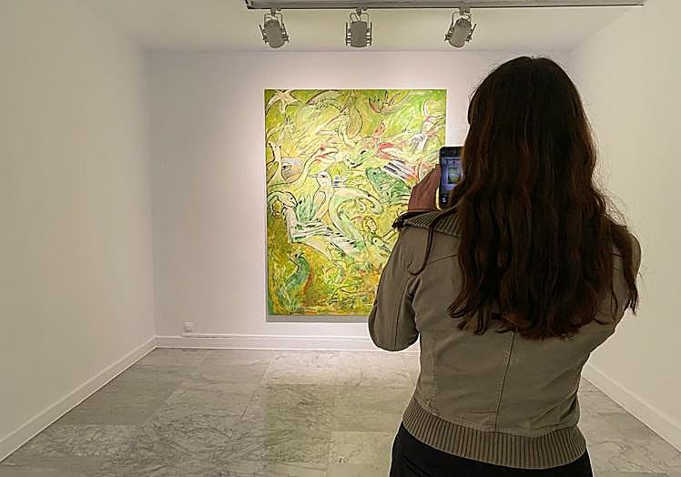 Una visitante ante una de las piezas de Marta Mariño.