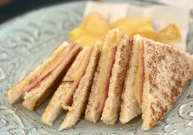 Delicioso sándwich mixto de Un Churrito Por Favor