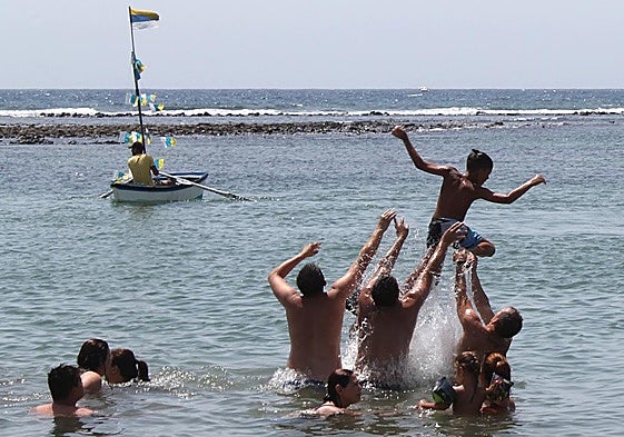 Juegos infantiles en la playa de Las Salinas.