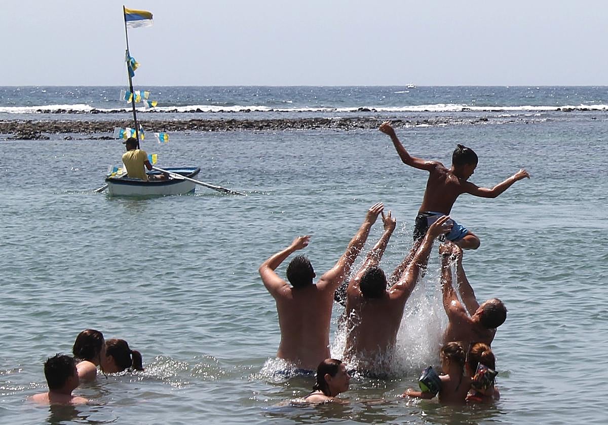 Juegos infantiles en la playa de Las Salinas.