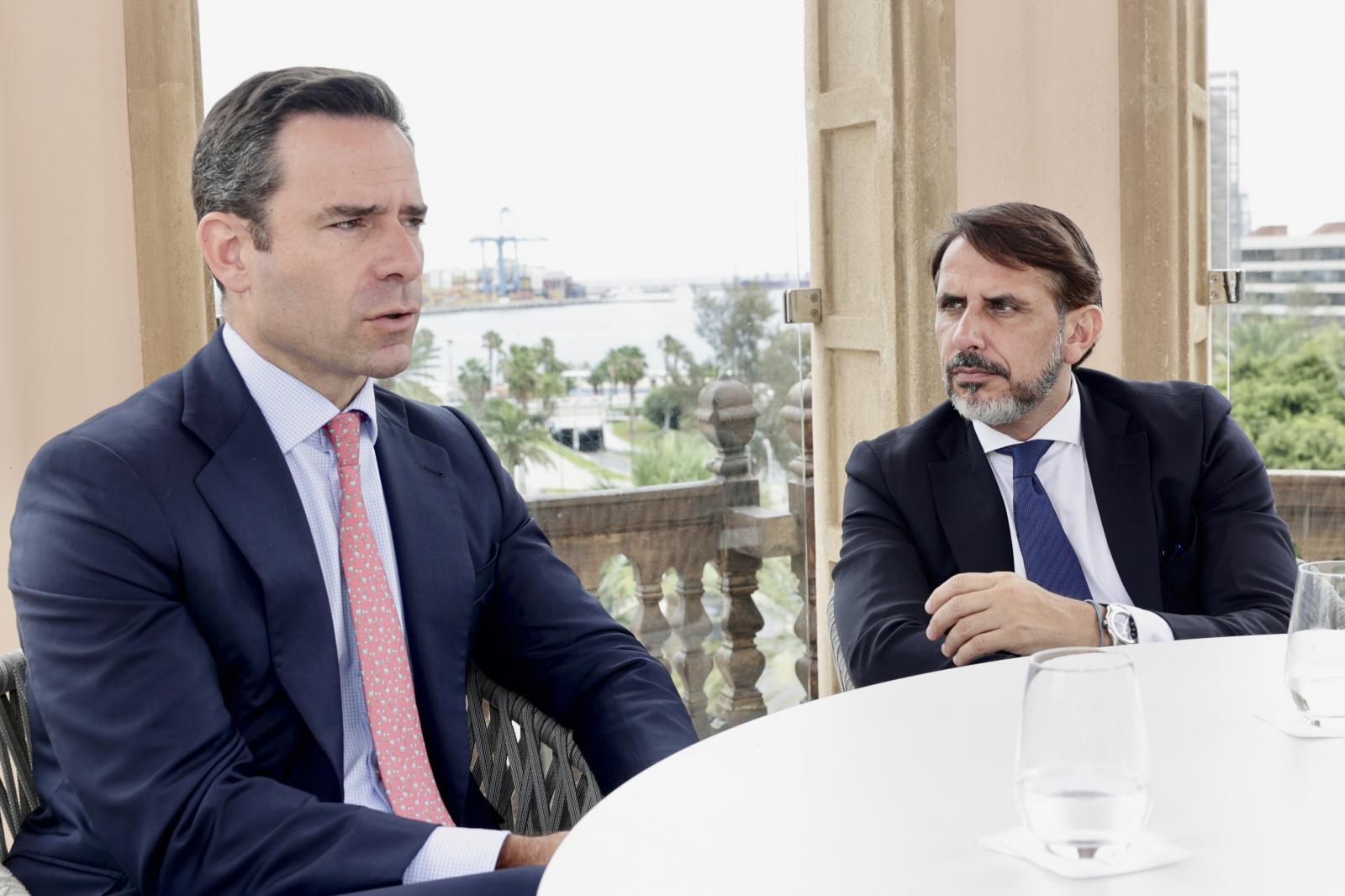 José Antonio Zarzalejos, socio responsable de Corporate Finance de KPMG en España y en EMA; y Heriberto Arias, socio responsable de Deal Advisory de KPMG en Canarias.