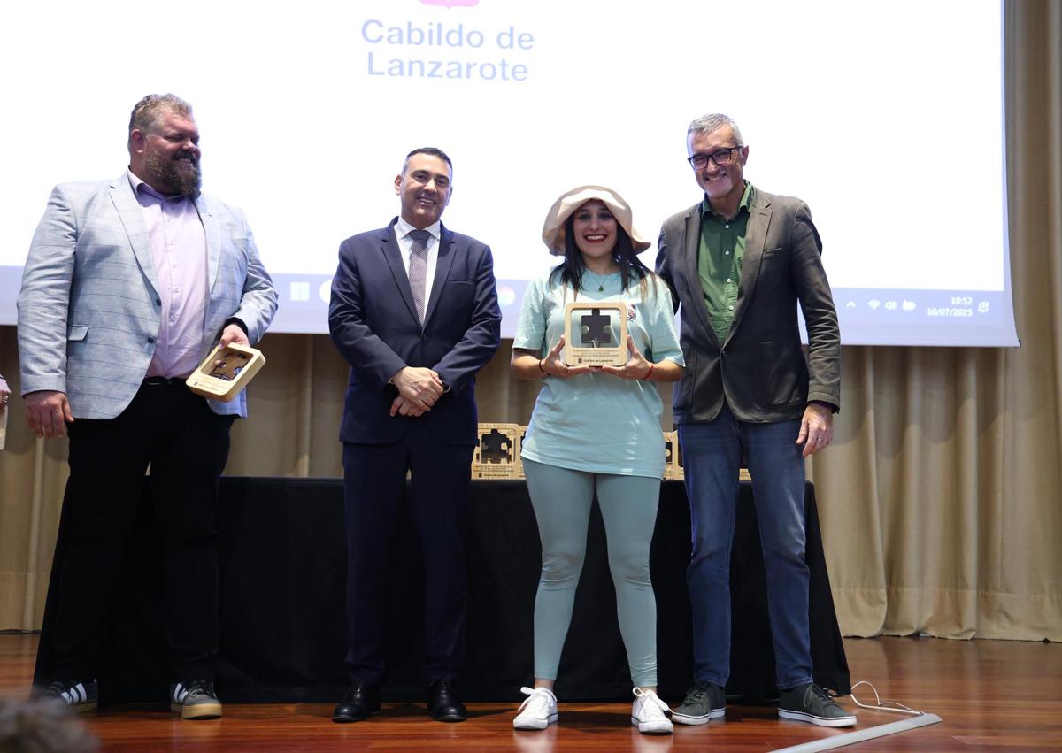 Imagen secundaria 1 - Algunos de los distinguidos por el Cabildo lanzaroteño.