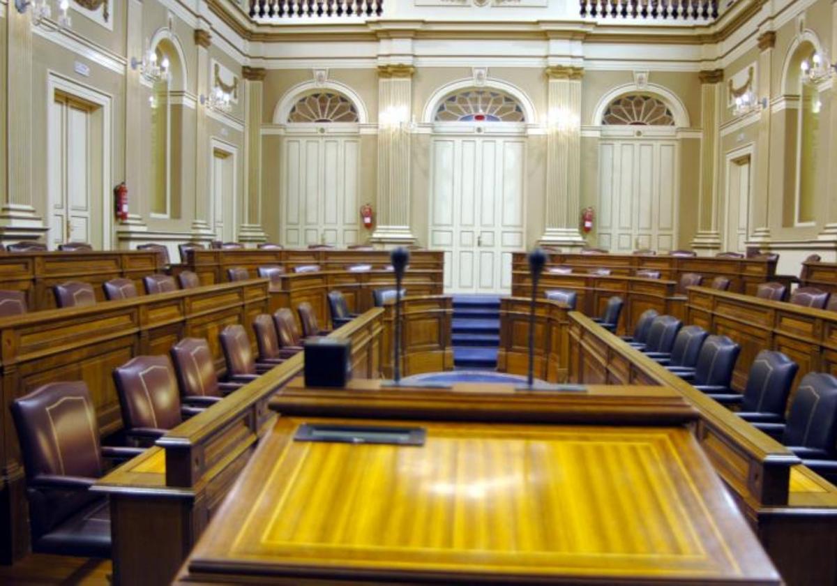 Vista del salón de plenos desde la tribuna de oradores en el Parlamento de Canarias.