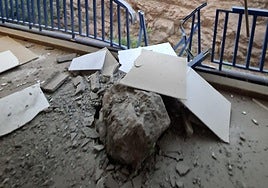 Una de las rocas que impactó sobre uno de los pasillos comunales traseros del edificio.