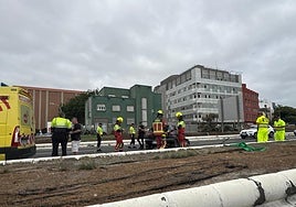 Los servicios de emergencia trabajando en el lugar de los hechos.