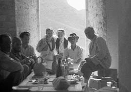 Almuerzo, con porrón incluido, en el sótano del chalet en obras de Cofete, el 25 de septiembre de 1948. Gustav Winter está sentado a la derecha.