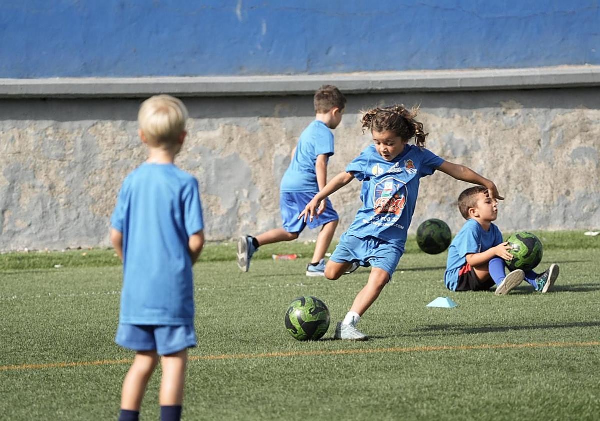Imagen principal - El CD Maspalomas Training, con la diversión para los niños a través del fútbol
