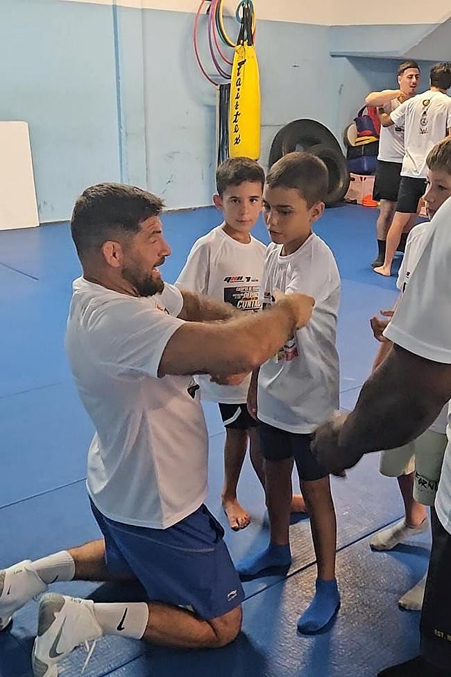 Pedro García, una eminencia d elos deportes de contacto al servicio de los niños.