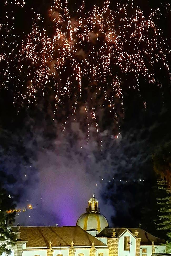 Espectáculo pirotécnico de los Dávila sobre la basílica de Teror.