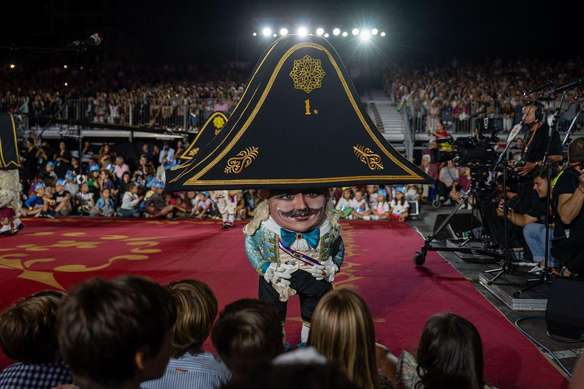 Los Enanos de La Palma danzan al ritmo de su tradicional polca