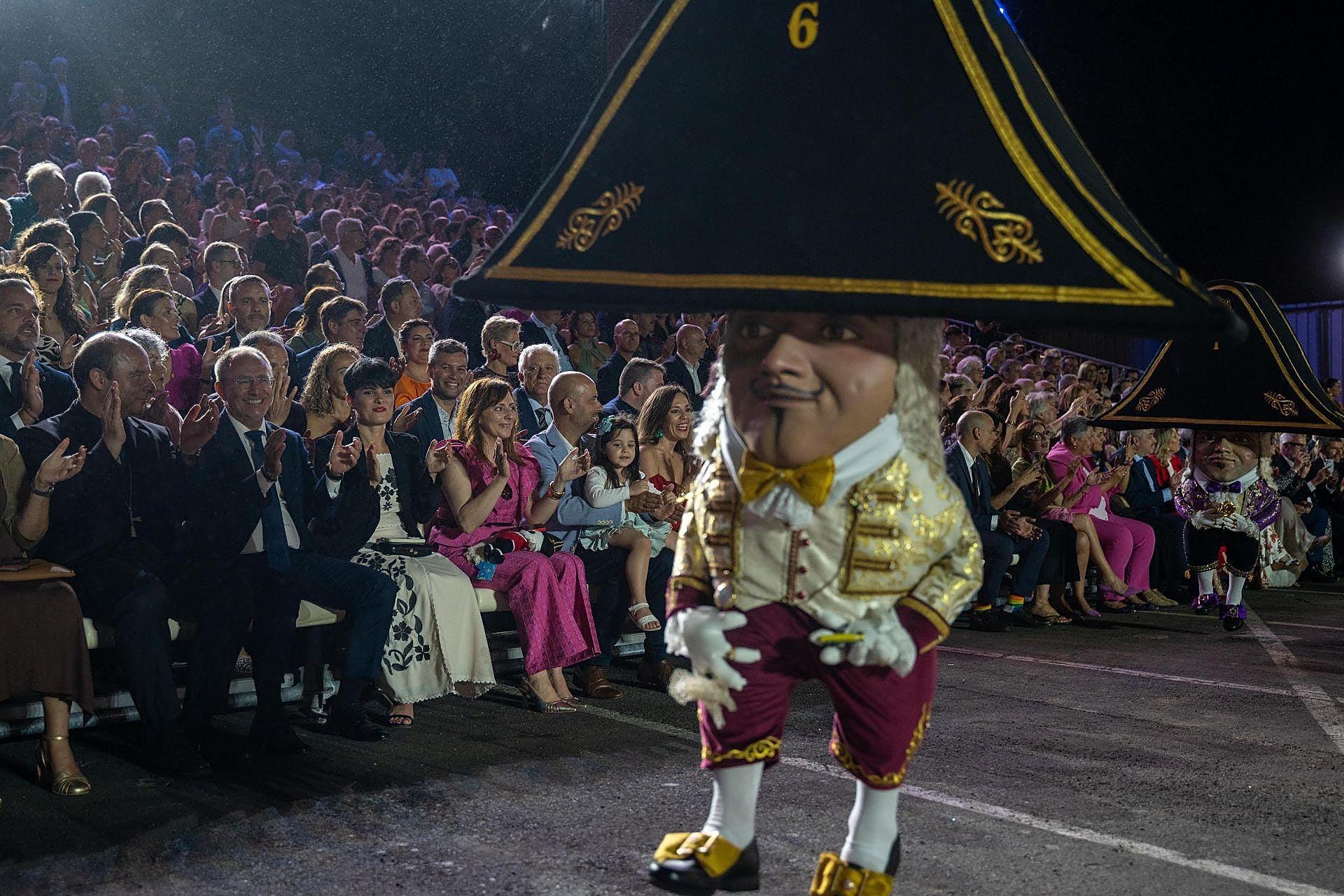 Los Enanos de La Palma danzan al ritmo de su tradicional polca