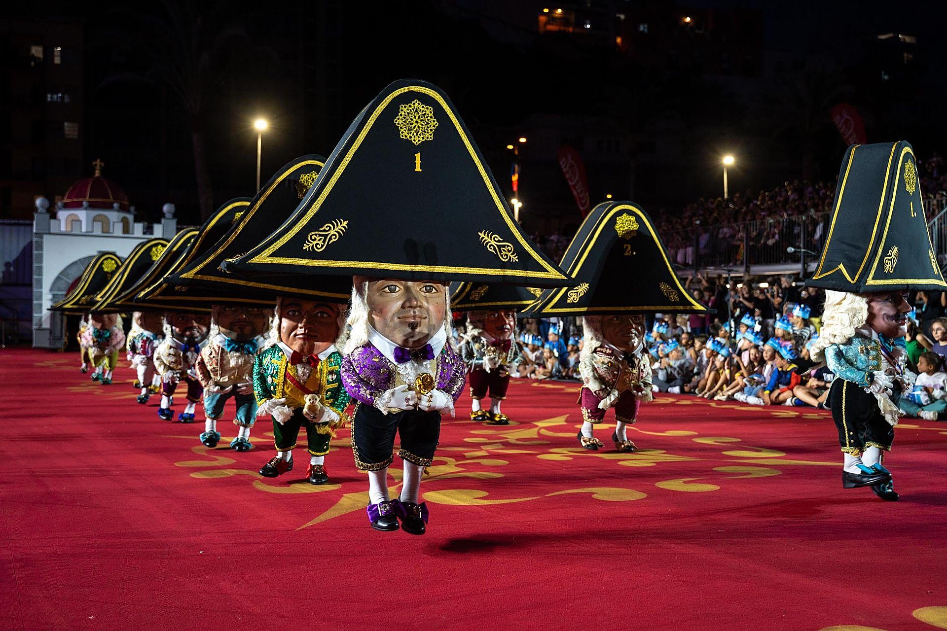 Los Enanos de La Palma danzan al ritmo de su tradicional polca