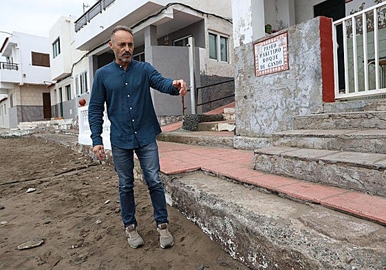 Marcos Pérez, presidente de la Asociación de Vecinos Playgarza, muestra el enorme deterioro que presenta el paseo marítimo Roque de Gando.