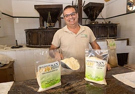 José Antonio Hernández vende en su molino el mejor gofio de millo de tueste ligero naural de Canarias.