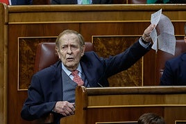 Un señor con listas.