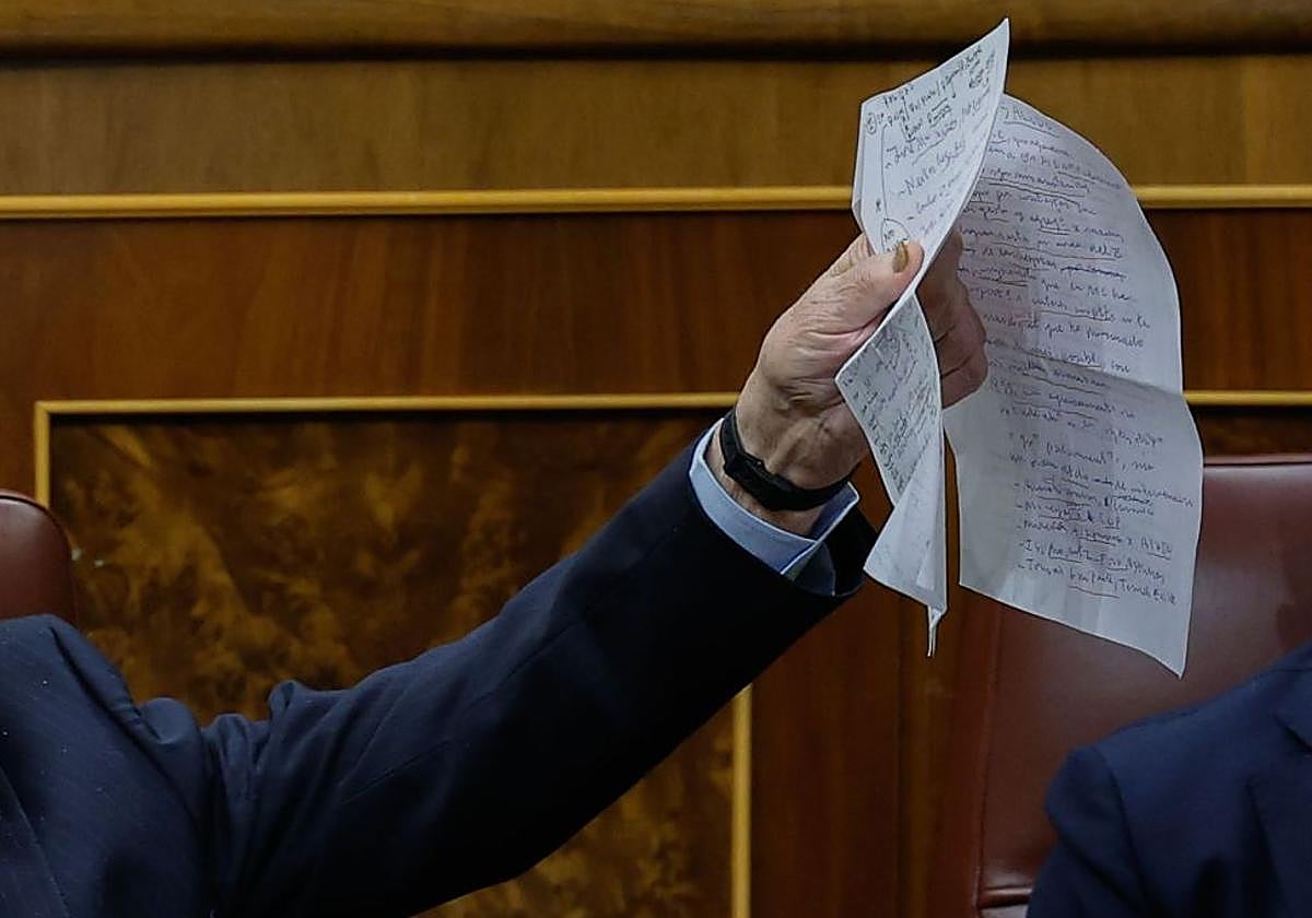 Un señor con listas.