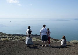 Imagen de archivo de un grupo de personas oteando el horizonte del Mar de las Calmas.