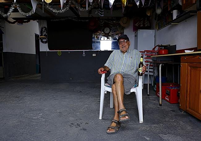 Rubén Francisco García Sosa posa en su casa a pie de playa.