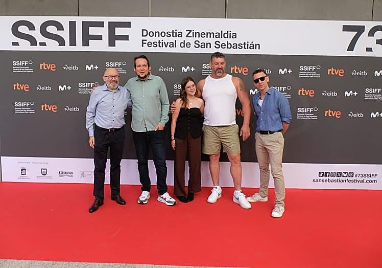 José Luis Rebordinos, director del festival de San Sebastián, junto a parte del equipo de 'La lucha', en la presentación de este viernes.