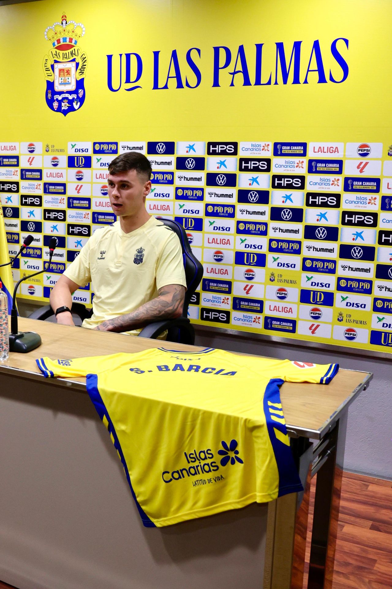 Así fue la presentación del nuevo jugador de la UD Las Palmas, Sergio Barcia
