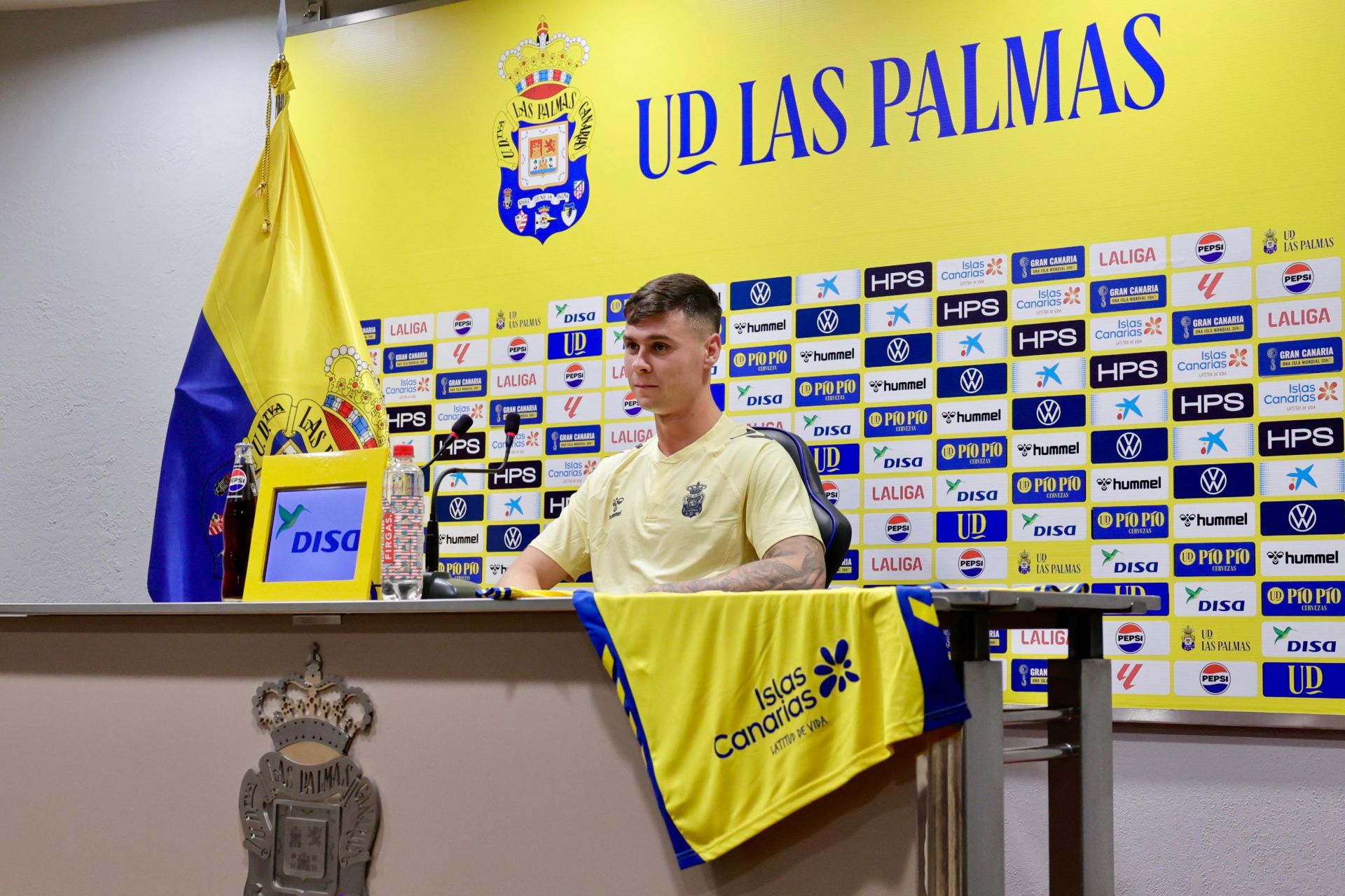 Así fue la presentación del nuevo jugador de la UD Las Palmas, Sergio Barcia