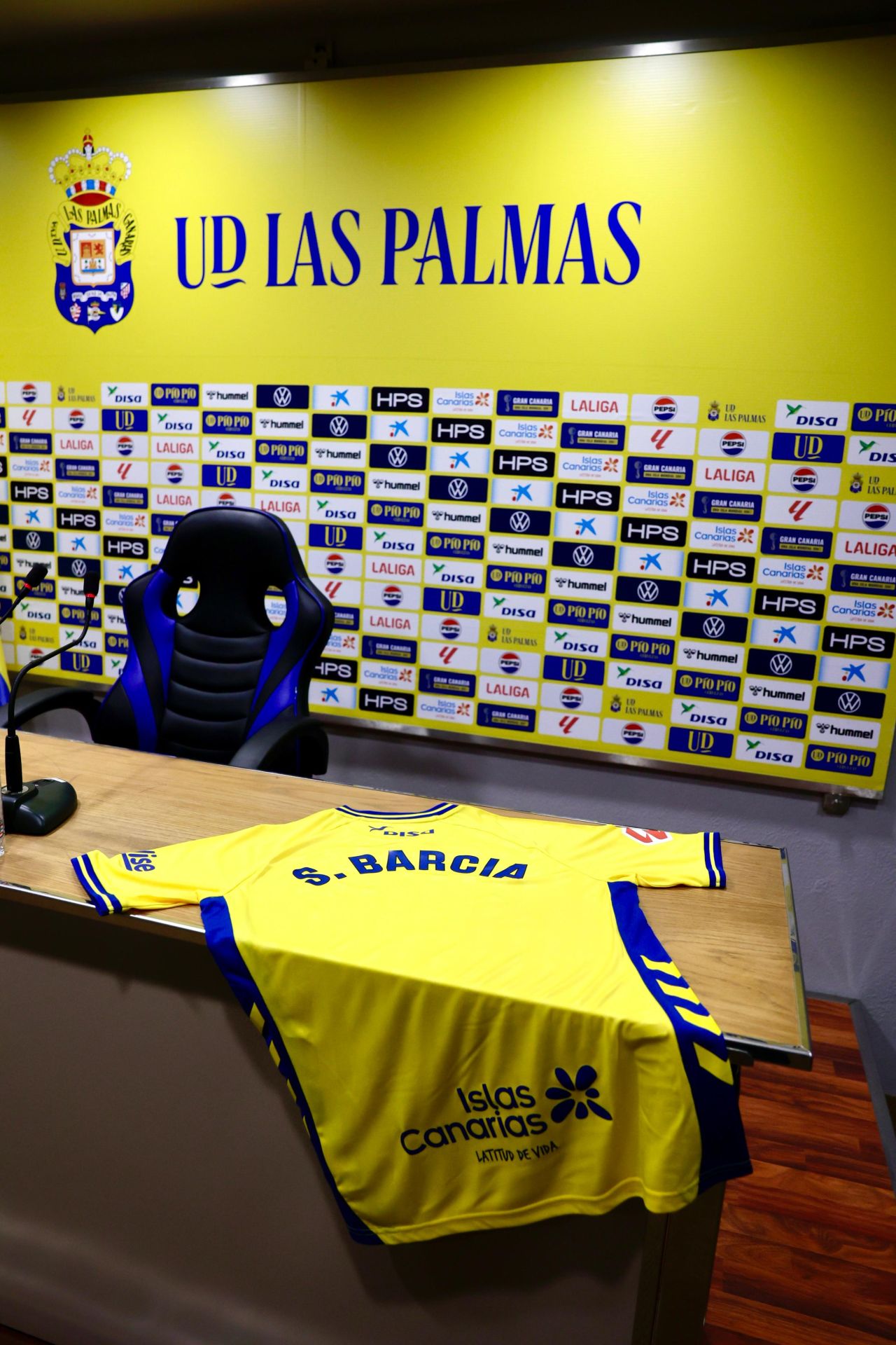 Así fue la presentación del nuevo jugador de la UD Las Palmas, Sergio Barcia