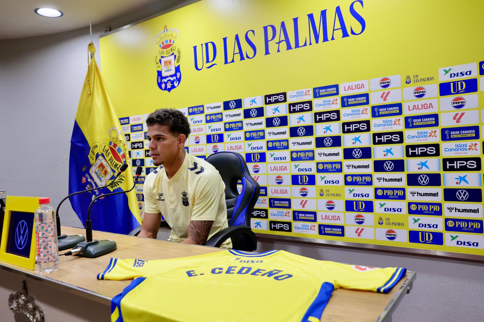 Las imágenes de la presentación del jugador de la UD Las Palmas, Edward Cedeño