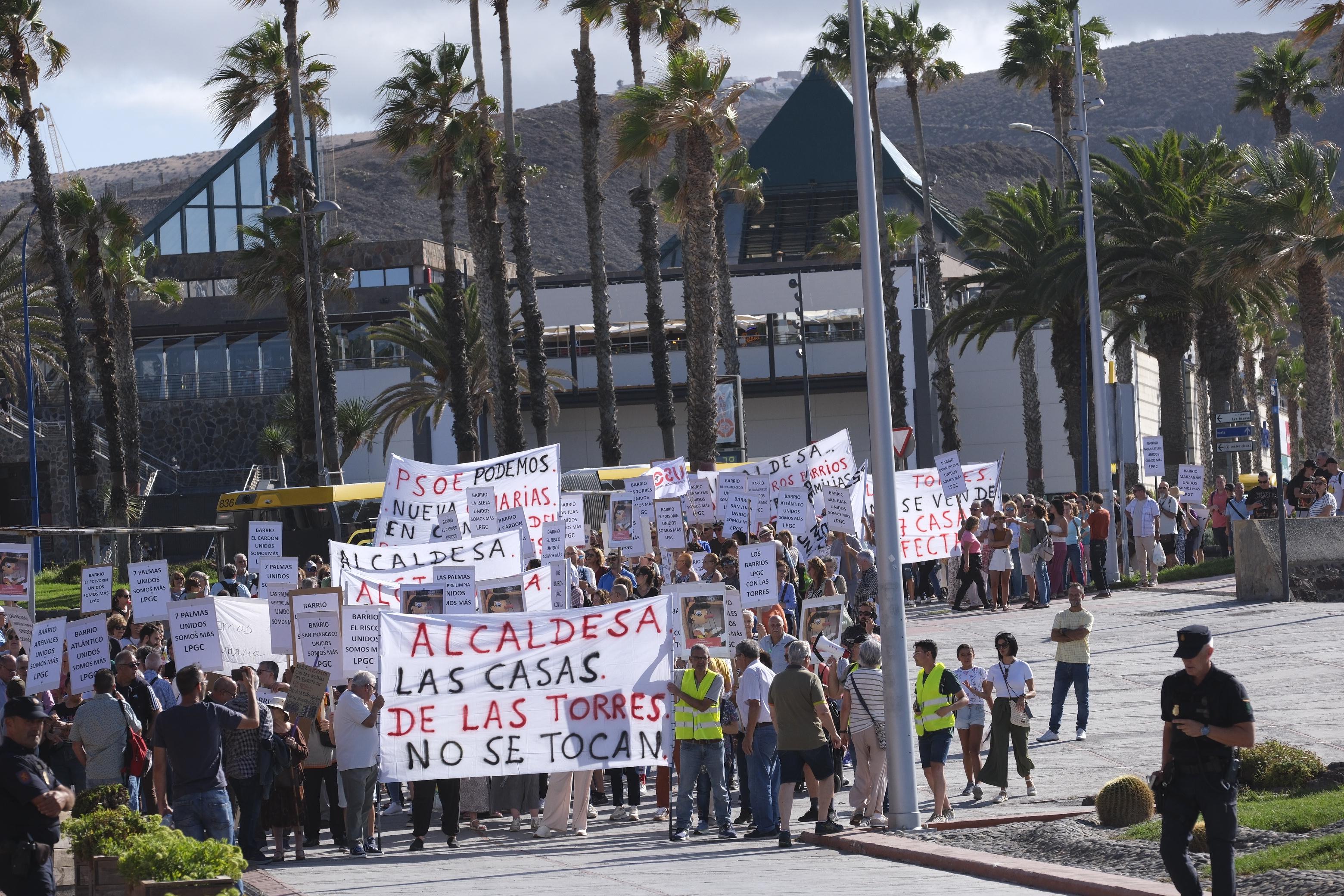 Los vecinos de Las Torres salen a la calle al grito de «nuestras casas no se tocan»