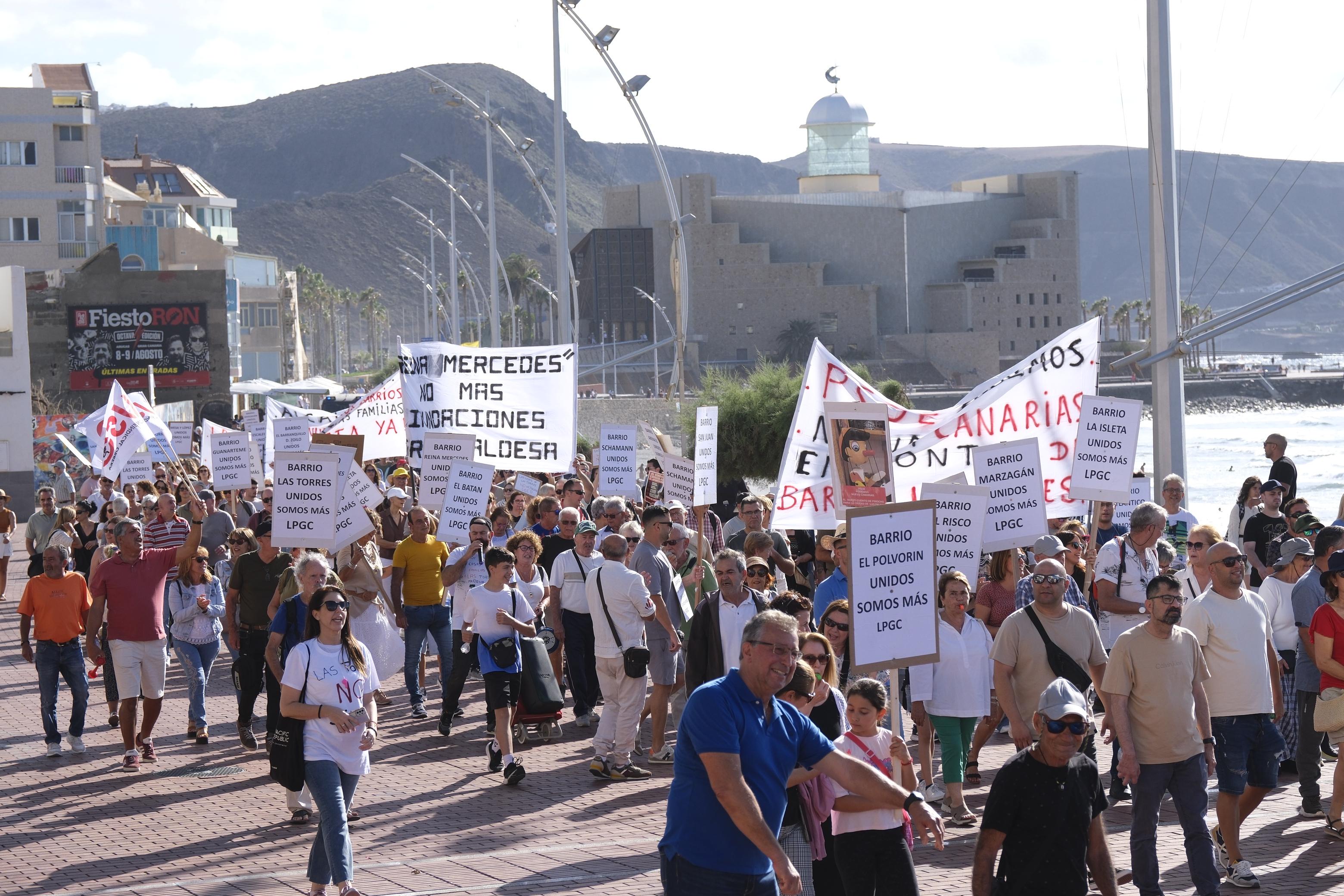 Los vecinos de Las Torres salen a la calle al grito de «nuestras casas no se tocan»