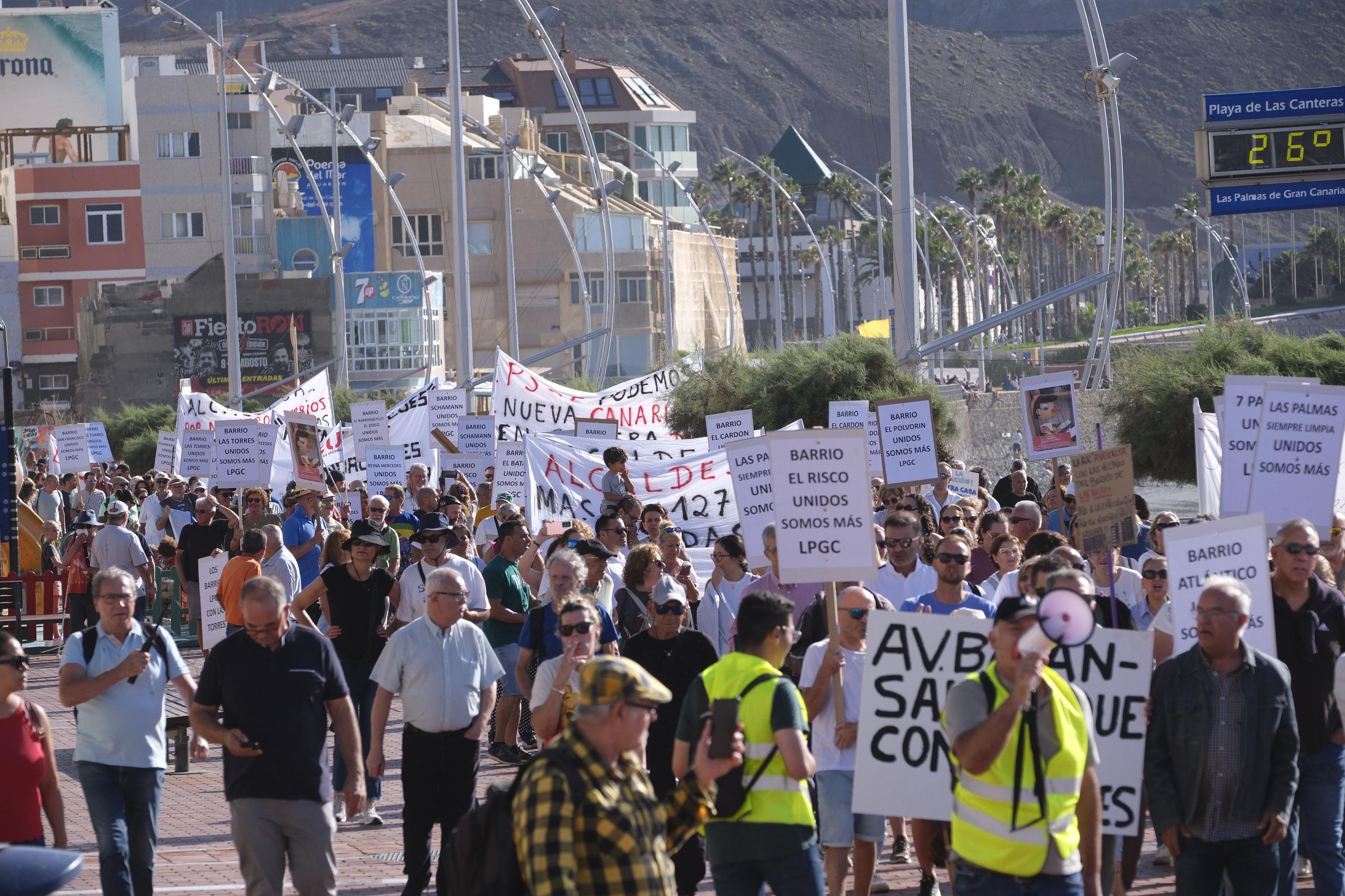 Los vecinos de Las Torres salen a la calle al grito de «nuestras casas no se tocan»