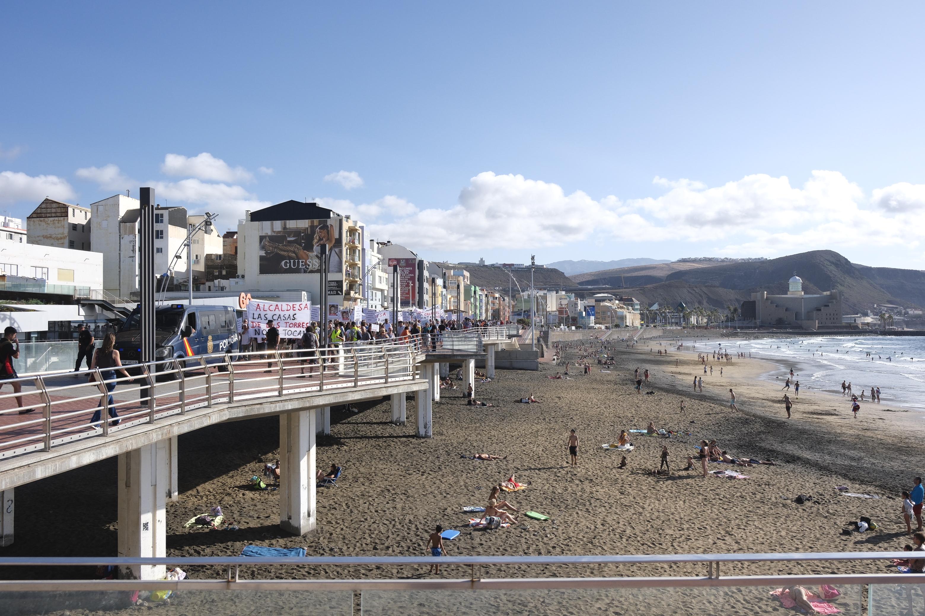 Los vecinos de Las Torres salen a la calle al grito de «nuestras casas no se tocan»