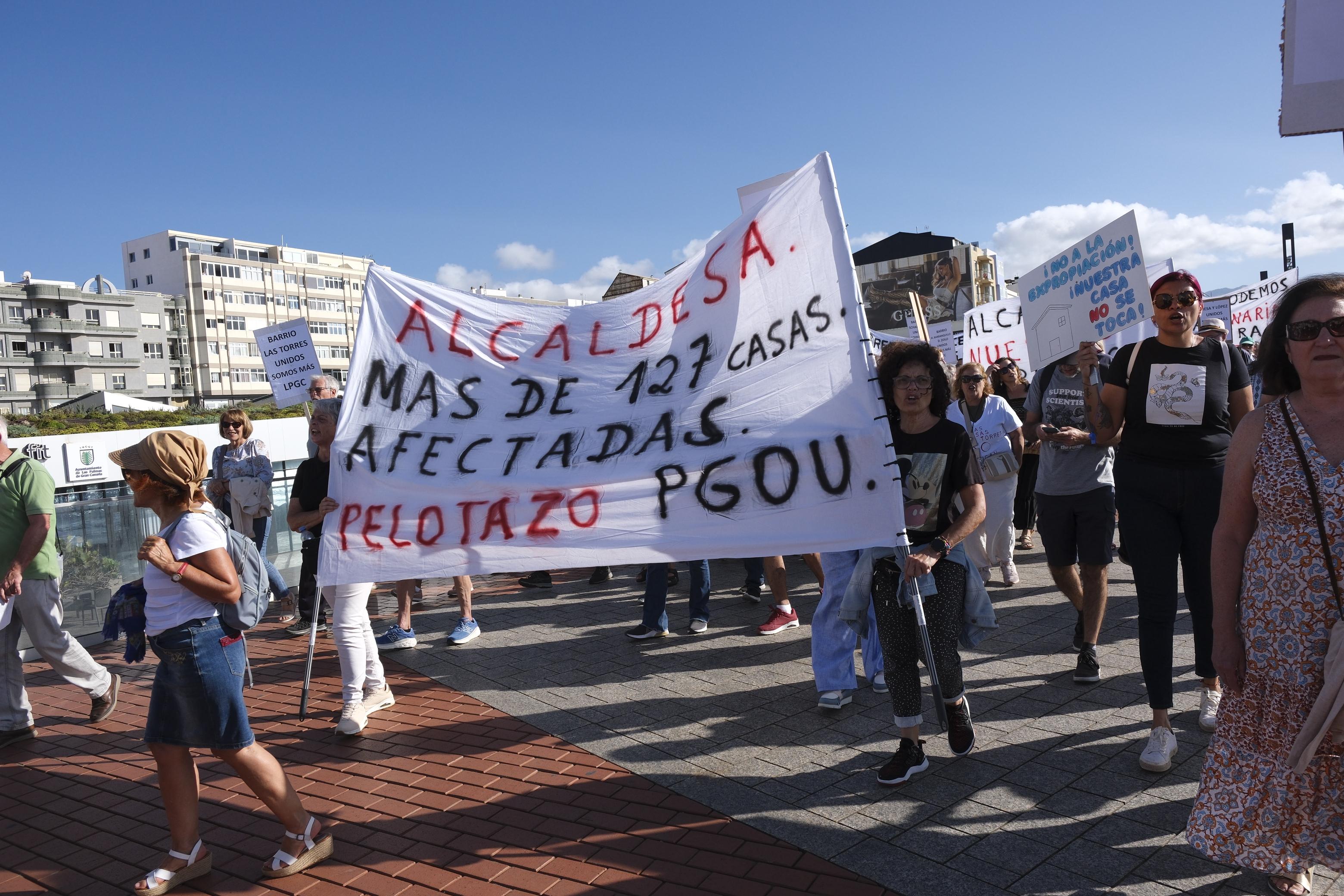 Los vecinos de Las Torres salen a la calle al grito de «nuestras casas no se tocan»