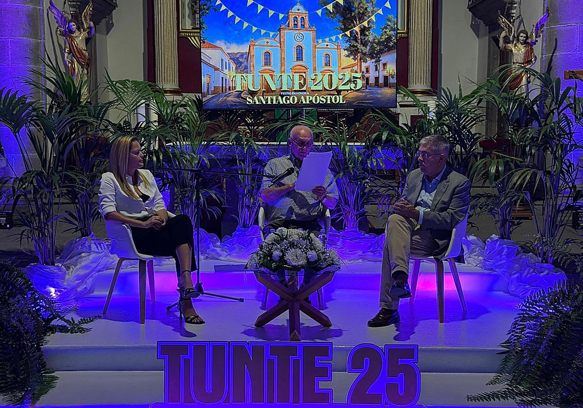 Un momento del pregón, con Yilenia Vega, Manuel Santos y Marco Aurelio Pérez.