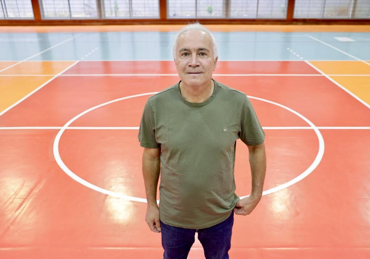 Esteban González posa en la pista del polideportivo de El Batán, casa hace dos décadas del CV San Roque.