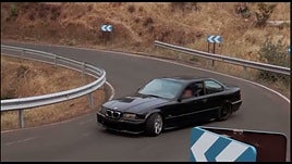 Uno de los individuos investigados por conducción temeraria realizando un derrape.