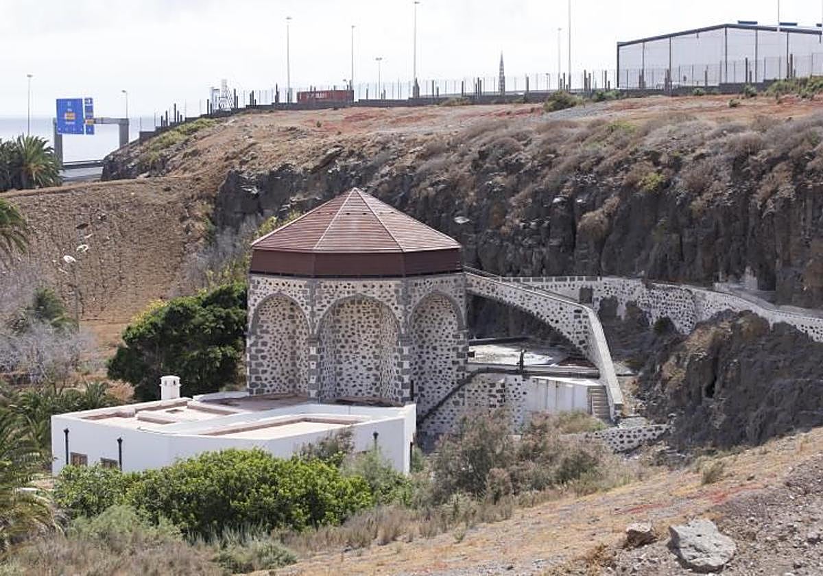 Exterior de la Noria de Jinámar, cerrada pese a que se invirtió para dotarla como museo. Luego fue vandalizada.